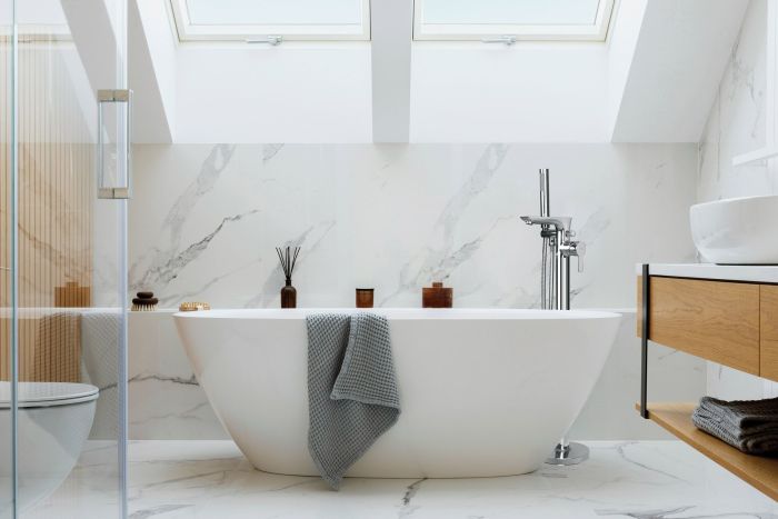 Смеситель для ванны напольный Invena Glamour золото BW-02-W09